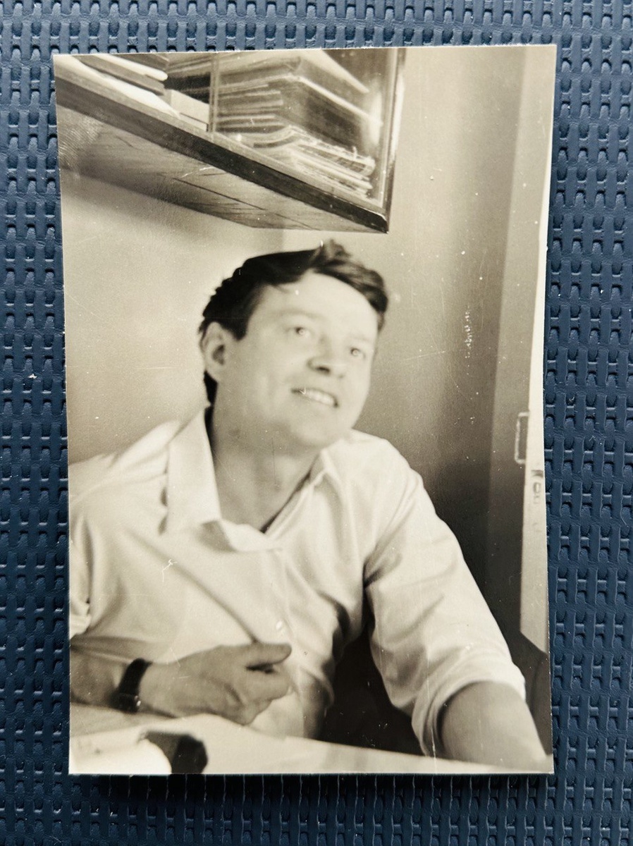 Сегодня мне приснился странный сон.
    Папа нарушил ПДД, его вызвали в суд для составления административного протокола, но там все бегают, суетятся, на бегу дают указания – ждать в Башне под охраной, ничего серьезного, но порядок такой.
    Папа покорно отправляется ждать в башню. И о нем забывают. Я вспоминаю, начинаю всех теребить. 
   И тут испытываю чувства папы в Башне. Ему холодно. Он голоден. А главное, очень-очень хочет пить, в горле першит от жажды.
   Я добегаю до Башни во главе судебных приставов. Протягиваю внутрь руку. А он холодный…
    Я решила, что сон снился не просто так, а умер он очень похоже. И решила написать.
