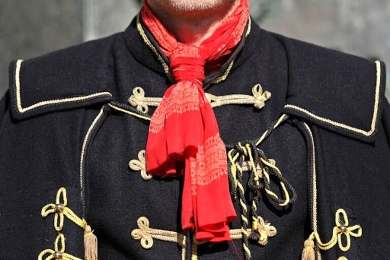 «Предки современного галстука — платки хорватских наемников на французской службе. Именно они произвели фурор при дворе Людовика XIV.»