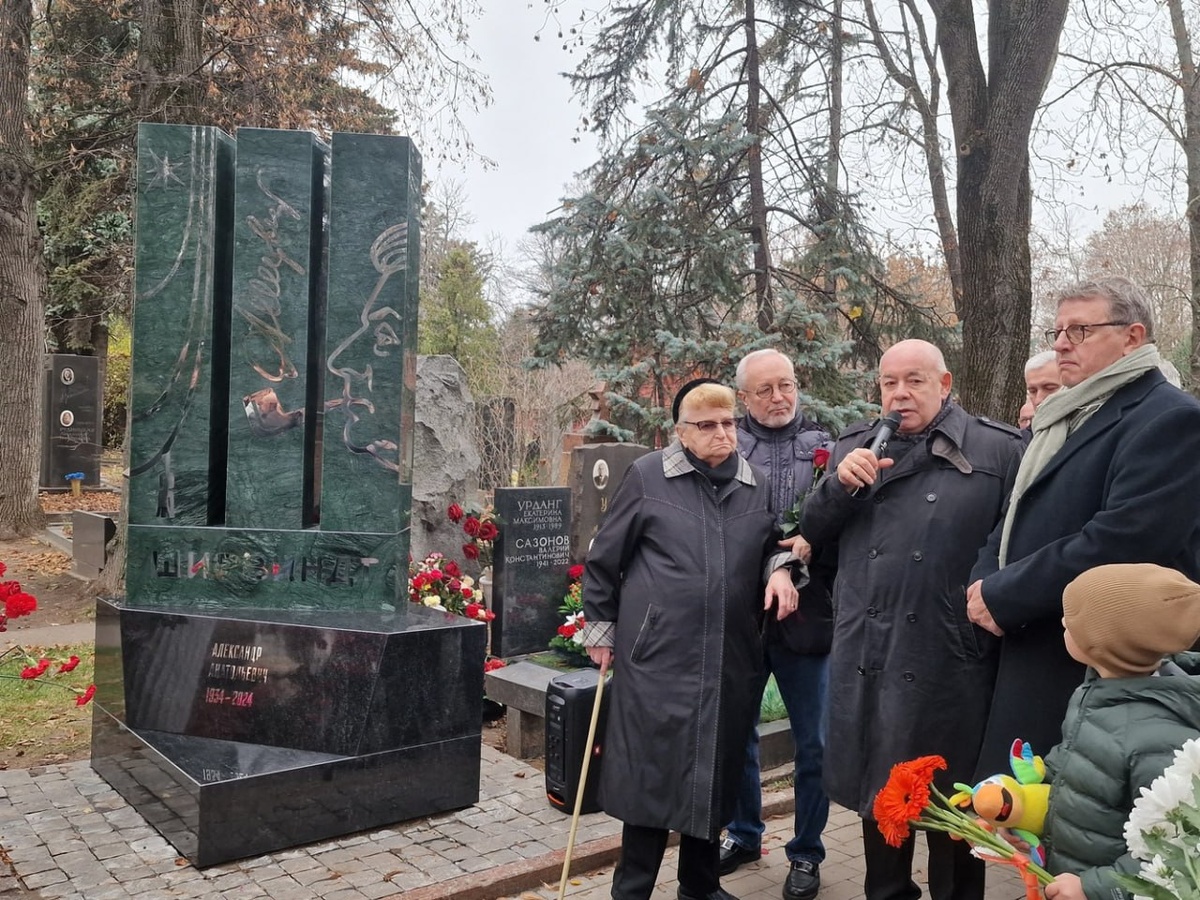 Михаил Швыдкой на открытии памятника Ширвиндту-старшему. Рядом (слева) вдова артиста Наталья Белоусова, Евгений Герасимов. Справа - Михаил Ширвиндт-младший. Здесь и далее фото - из соцсетей