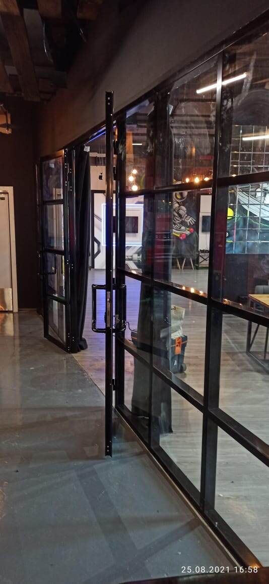 Стационарные Loft перегородки на заказ в Москве

Стационарные перегородки в стиле лофт — это современное и функциональное решение для зонирования пространства в Москве. Они представляют собой сварные конструкции из металлического профиля, чаще всего черного матового цвета, которые заполняются стеклом с различными характеристиками . Такие перегородки идеально подходят для офисов, коммерческих помещений и жилых интерьеров, сочетая в себе легкость, прочность и стильный индустриальный шарм.

Преимущества стационарных Loft перегородок

1. Универсальность и дизайн
      Перегородки loft можно адаптировать под любые размеры и планировки. Они не имеют ограничений по высоте или длине, а их заполнение может включать прозрачное, матовое, рифленое или тонированное стекло, что позволяет создавать уникальные интерьерные решения .
2. Функциональность
      Конструкции позволяют устанавливать двери без порогов, что сохраняет целостность напольного покрытия и упрощает монтаж. Это особенно важно при зонировании пространства без масштабных ремонтных работ .
3. Долговечность
      Благодаря использованию металлического профиля и закаленного стекла, перегородки устойчивы к износу и обеспечивают высокий уровень безопасности.

Каталог готовых решений

Для вашего удобства мы разработали готовые системы, которые можно адаптировать под ваши задачи:

· SILENT TOUCH (серия «Атмосфера тишины») — идеально подходит для переговорных комнат и офисов, где важна звукоизоляция.
· WHISPER LINE — элегантное решение для зонирования жилых и коммерческих пространств.
· INDUSTRIAL FRAME — классические loft-перегородки с выразительным черным профилем .

Как заказать?

· Оставьте заявку на нашем сайте: https://Infoperegorodki.ru/.
· Изучите больше проектов в соцсетях: Дзен, Pinterest, VK.

Мы поможем вам создать продуманное и стильное пространство!

---

🔹 Оставьте отзыв о нашей работе на Яндекс Картах: https://yandex.ru/maps/org/infoperegorodki/125691662525/. Ваше мнение важно для нас!