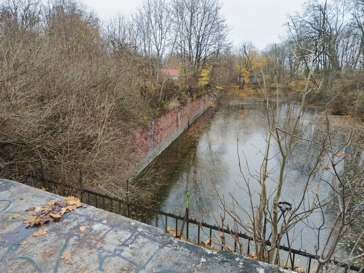 Вот виден край бетонной площадки. Фото из личного архива.