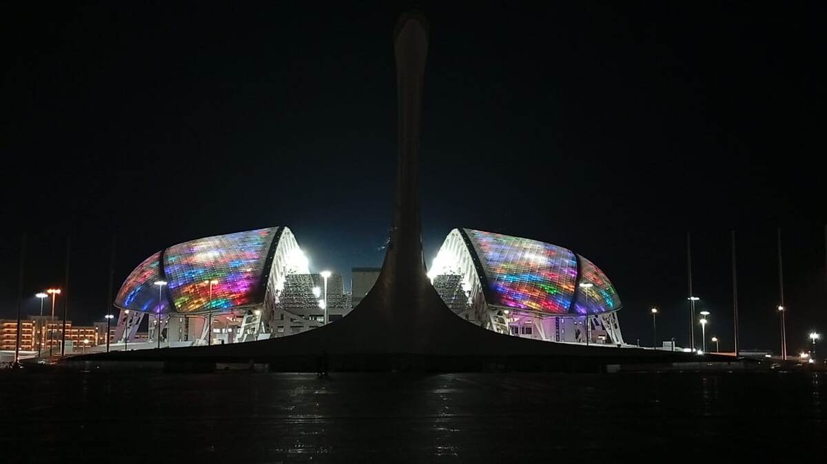 Стадион "Фишт" и олимпийский факел.