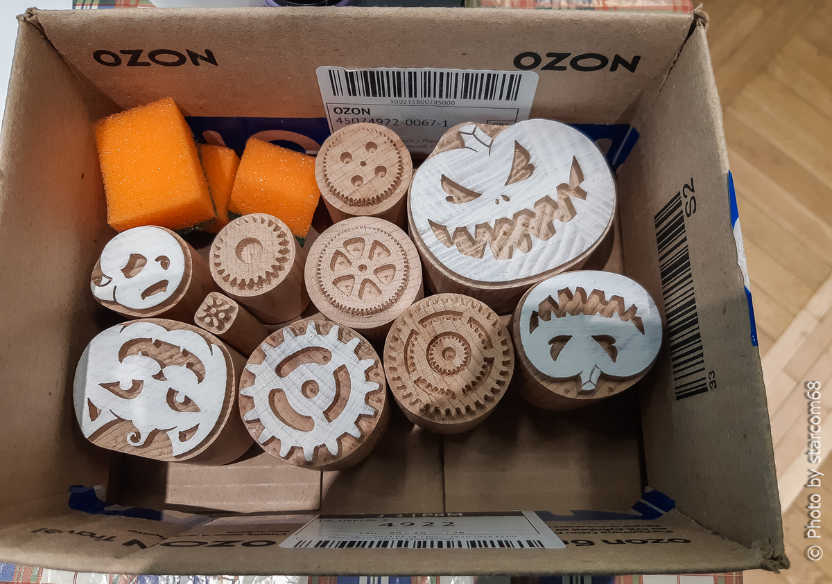 Коробка с нашими новыми штампами. Как минимум четыре из них чисто в хеллоуинской тематике