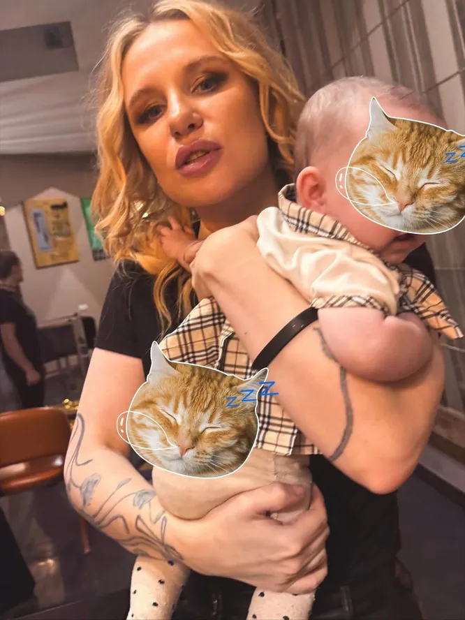 Лицо внучки молодая бабушка предусмотрительно прикрыла смайликом