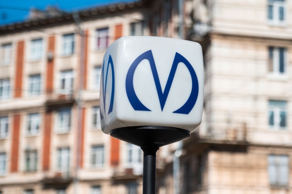    Десятки людей ждут, когда смогут продолжить путь на работу. Юлия ПЫХАЛОВА