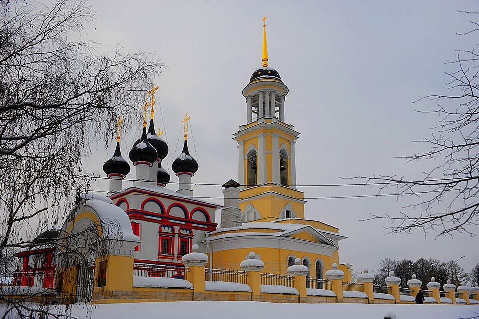 Одна из самых симпатичных церквей г. Чехов - Зачатия праведною Анною Пресвятой Богородицы - также связана с Пушкиным. Здесь в 1858 года обвенчался сын Пушкина Александр со своей будущей супругой Софьей