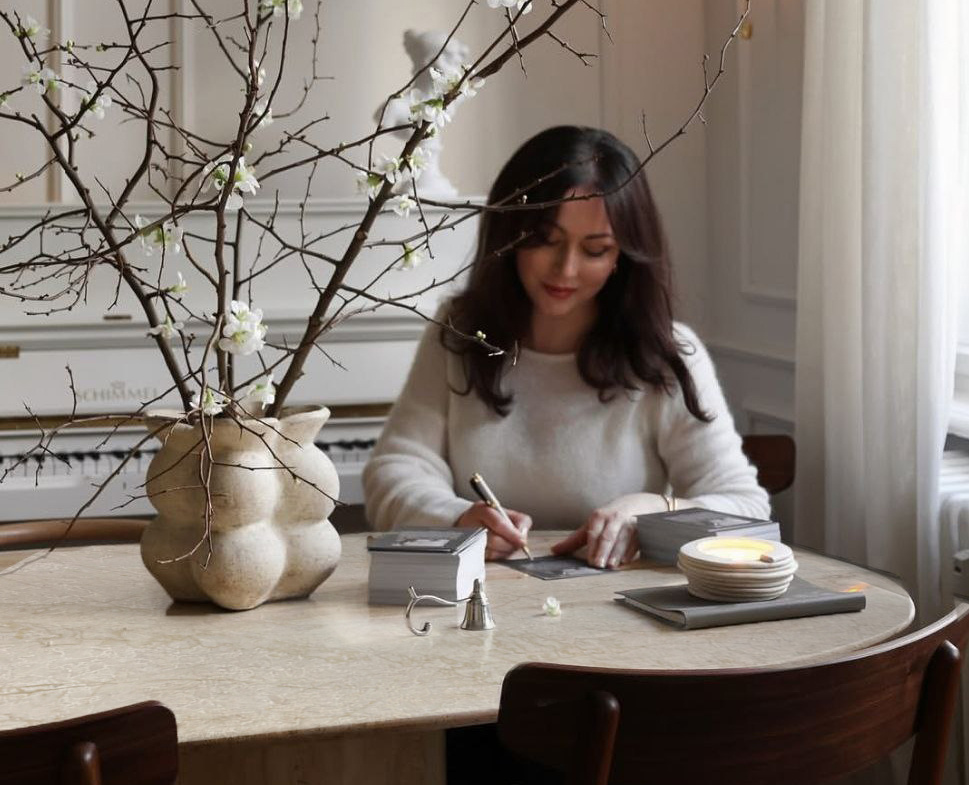 Стол из кварцевого агломерата Cygnus Divine от Quantra Quartz