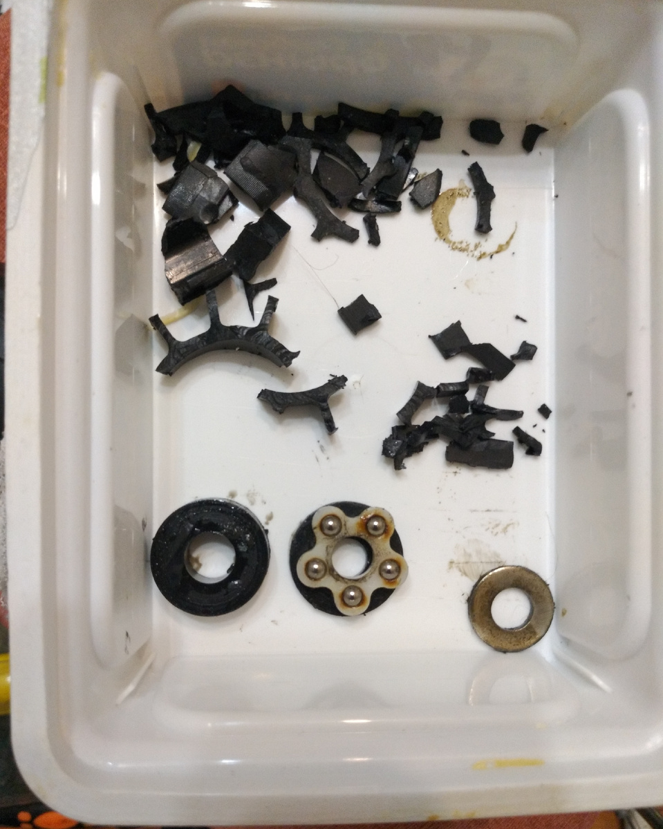 Тут ещё можно видеть резиновый демпфер и упорный подшипник газлифта.