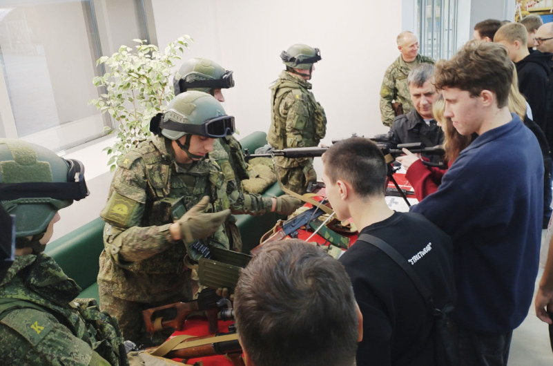    В фойе в ДК «Текстильщик» (фото: кшола №8)