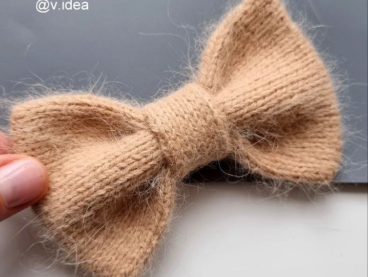 Красивый объемный бант спицами!