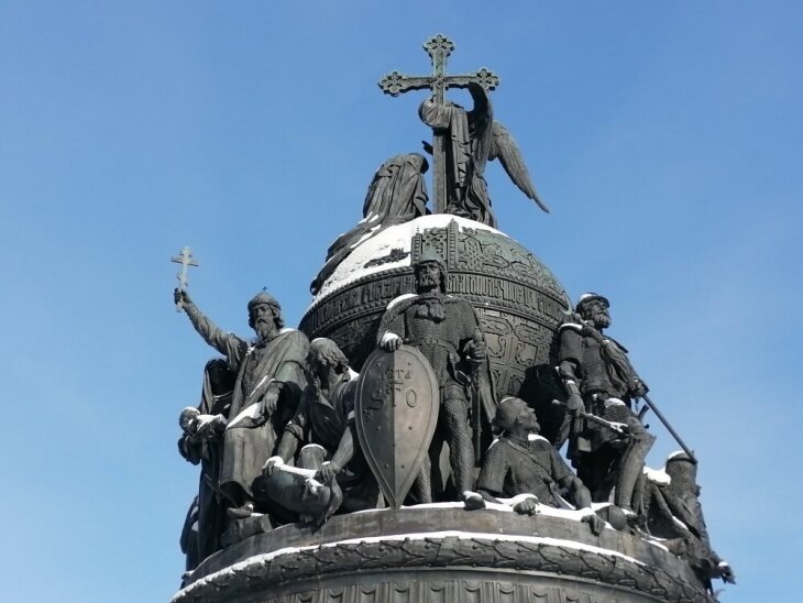     Фрагмент памятник "Тысячелетие России" в Новгороде. Источник: севлайф.ру.