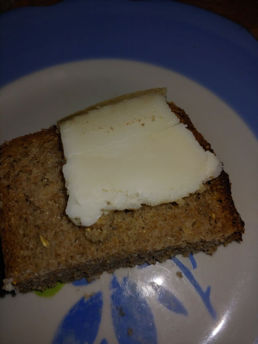 Хорошая привычка, которая у меня уже много лет: каждое утро съедать кусочек черного хлеба с соленым салом. Это активирует хорорший отток желчи на длительное время, печень выводит лишний отработанный холестерин, улучшается обмен веществ и иммунитет. 