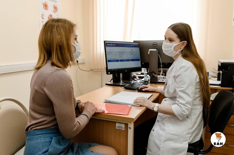    Девушка на приеме у врача