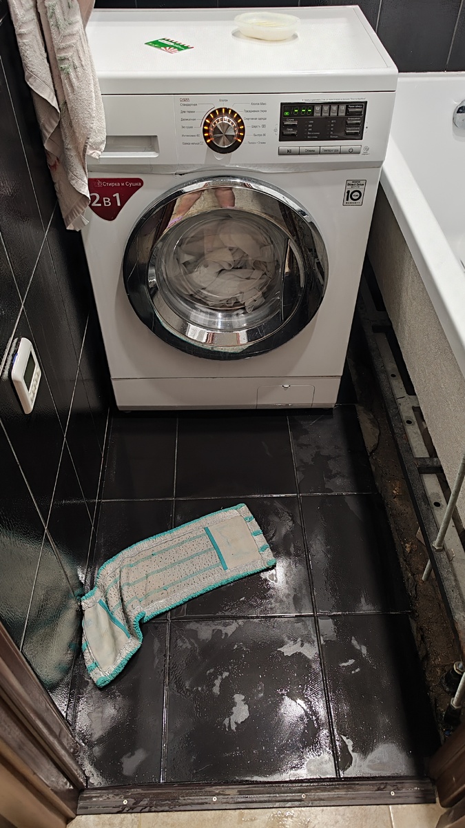 Результаты бедствия, если приглядеться видно, что под ванной тоже остатки лужи... 😔