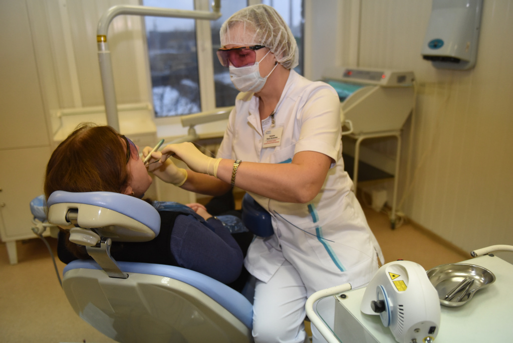 Стоматологические услуги также могут входить в полис ДМС (но обычно уже не в стандартный, а более высокого уровня и, соответственно, более дорогой). Стоимость такого полиса на сайте компании – от 24 700 рублей, по телефону мне назвали сумму 37 000 рублей (с франшизой). Фото: из архива редакции
