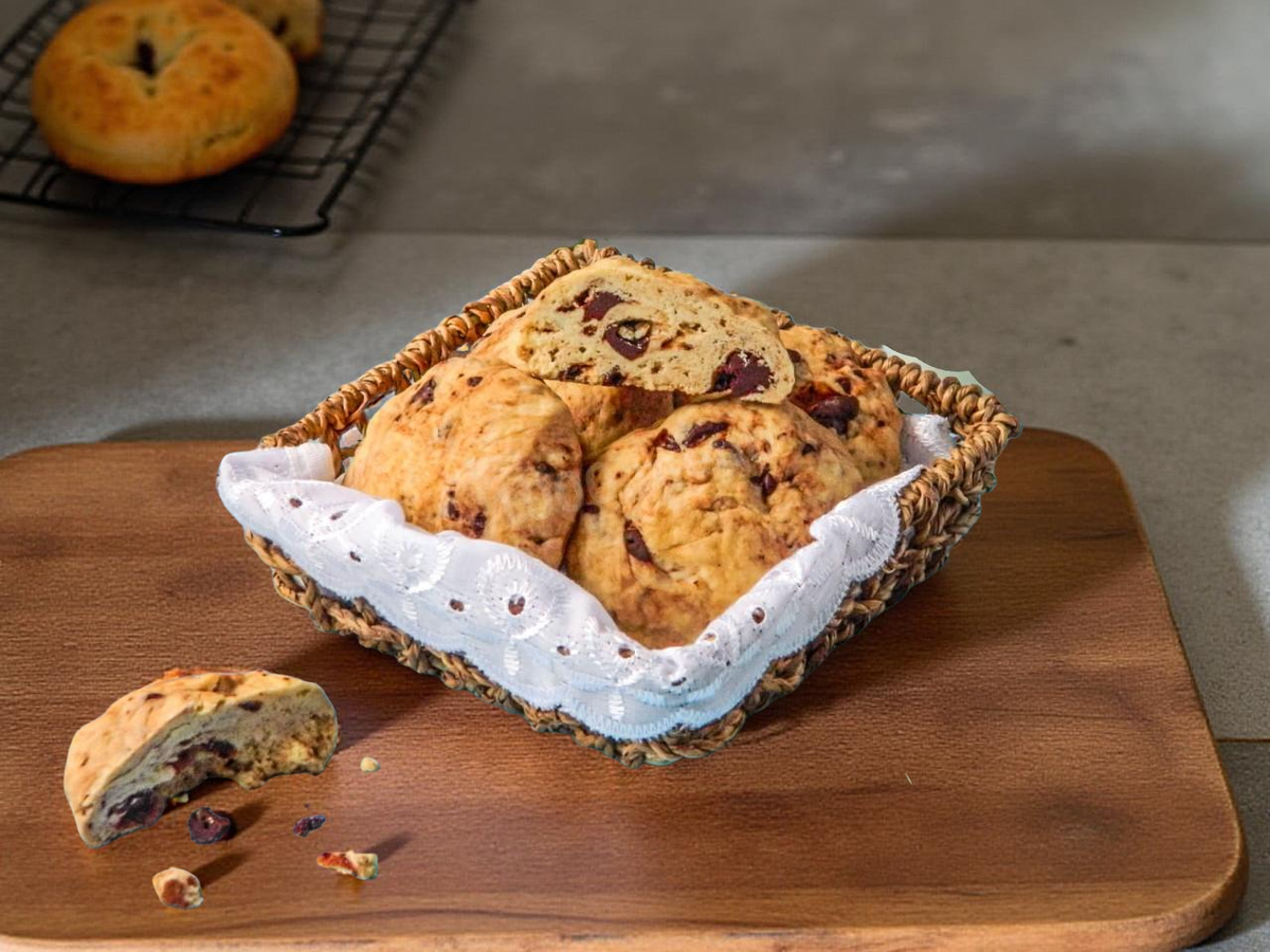 Быстро, просто и вкусно! Это рецепт спасёт ситуацию, когда гости уже на пороге, а угощение к чаю ещё не готово. Всего пять минут — и ароматное домашнее печенье с любимой начинкой на столе!