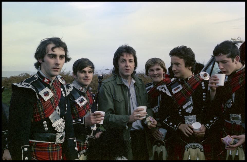 Пол МакКартни с Campbeltown Pipe Band. Кэмпбелтаун, Шотландия, 1977 © 1977 MPL Communications Ltd