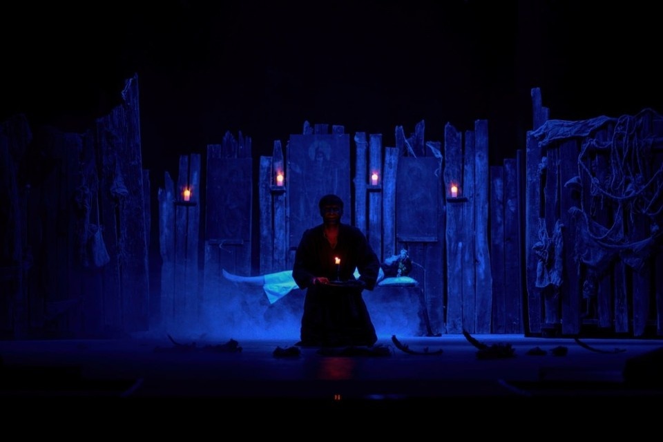    Актеры не растерялись и продолжили играть как ни в чем не бывало. Фото: театр «Полночь»