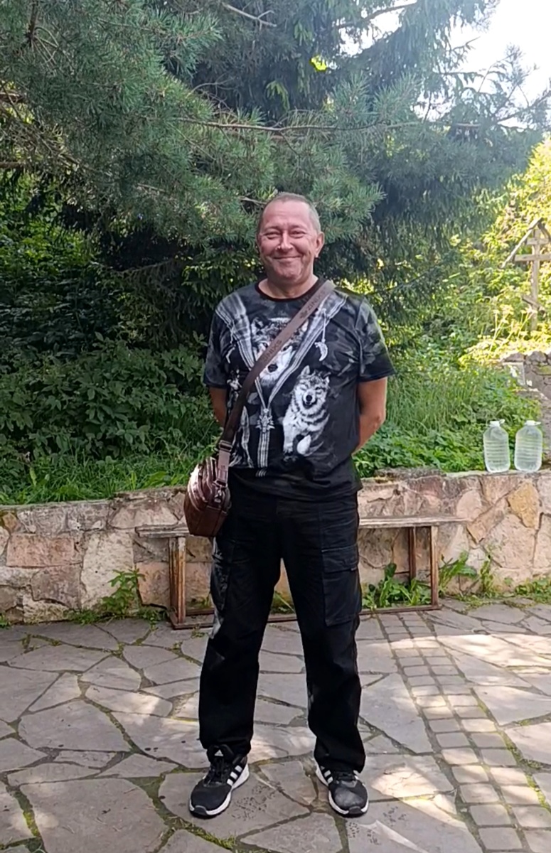 Муж в Новой Ладоге у святого источника Парскевы Пятницы. 