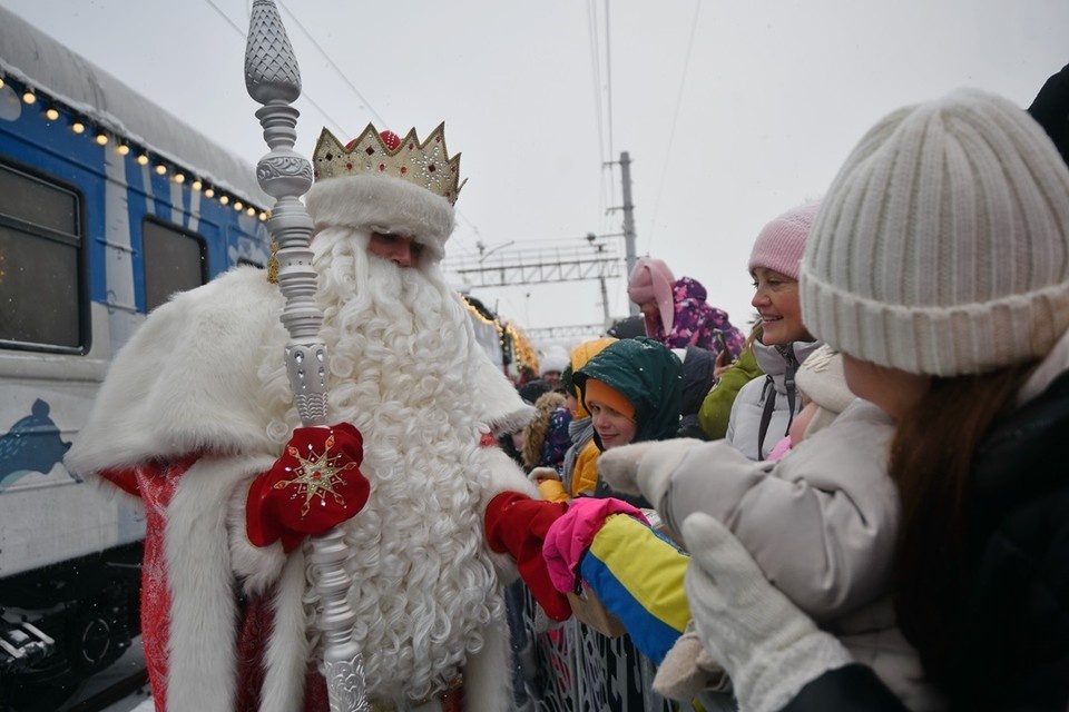    Сфотографироваться с Дедом Морозом можно будет на перроне. Алексей БУЛАТОВ