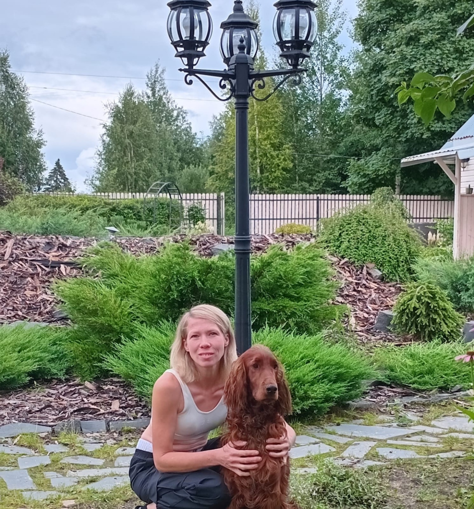 Екатерина Маричева с любимой собакой породы красный ирландский сеттер.