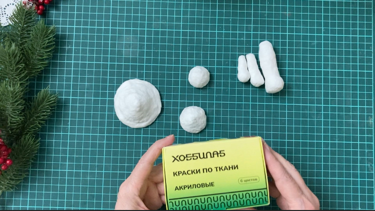 Для работы использую акриловую краску. Фото: Елочные игрушки ЕленыКа     