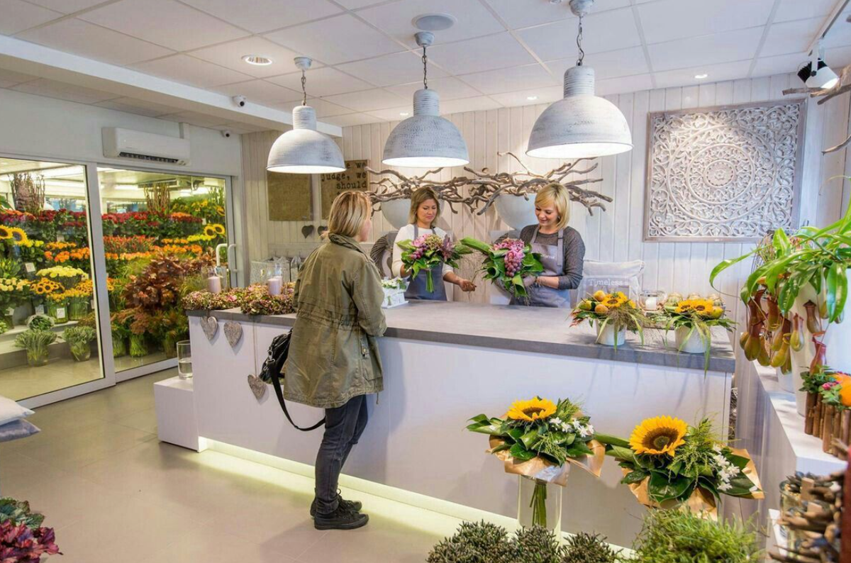 Потолок типа "армстронг" в цветочном магазине. Минеральные плиты + каркас Т24. 