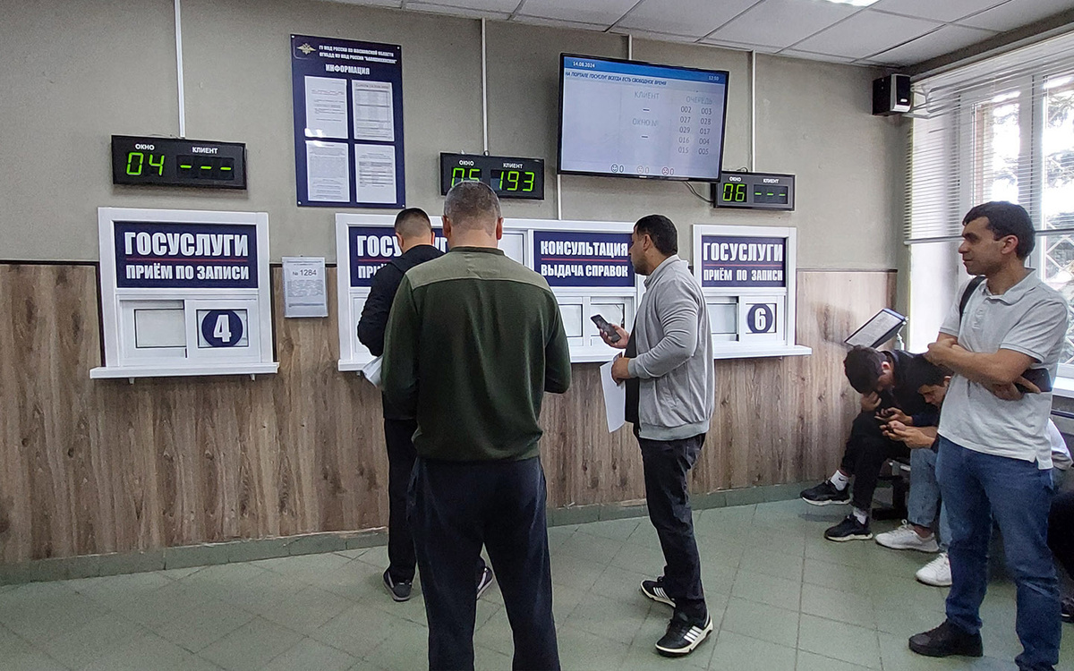 Autonews.ru📷Подать документы, заявление и квитанции об оплате нужно сотруднику ГИБДД. Если вопросов не возникнет, дубликат ПТС выдадут в этот же день.