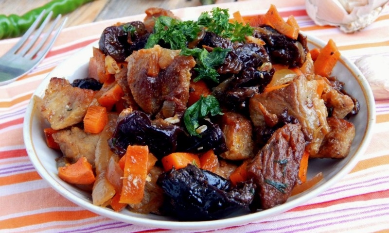 Жаркое из говядины с черносливом