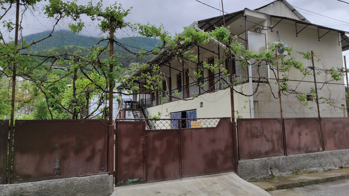 В Абхазии очень много частных домиков с комнатами в аренду. Фото: Кирилл Полиенко/Polienko: путешествуем вдвоём