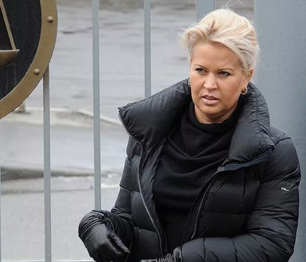 "Закончила МГУ и открыла свою галерею!". Как живет экс-сотрудница Минобороны, у которой в 2012 году нашли украшений на 400 млн рублей