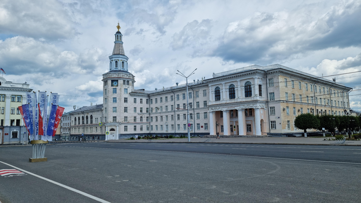 Классический набор «центр города»: огромное здание правительства, гранитный Ленин, указывающий путь в светлое будущее и солидное здание аграрного универа напротив. 🏛️