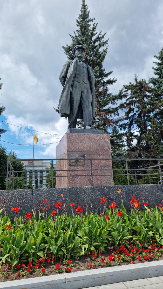 Классический набор «центр города»: огромное здание правительства, гранитный Ленин, указывающий путь в светлое будущее и солидное здание аграрного универа напротив. 🏛️