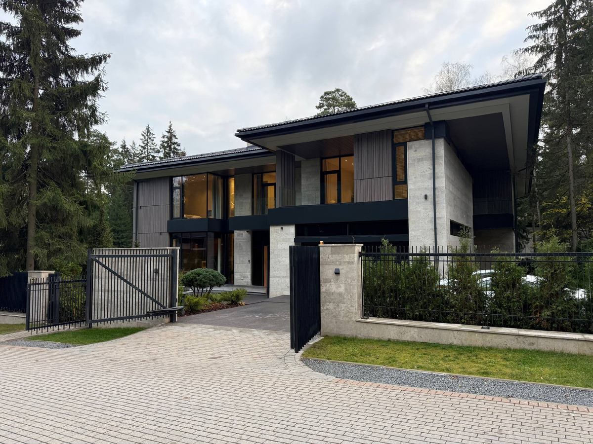 Вид на Дом Мечты в лесном поселке на Новой Риге