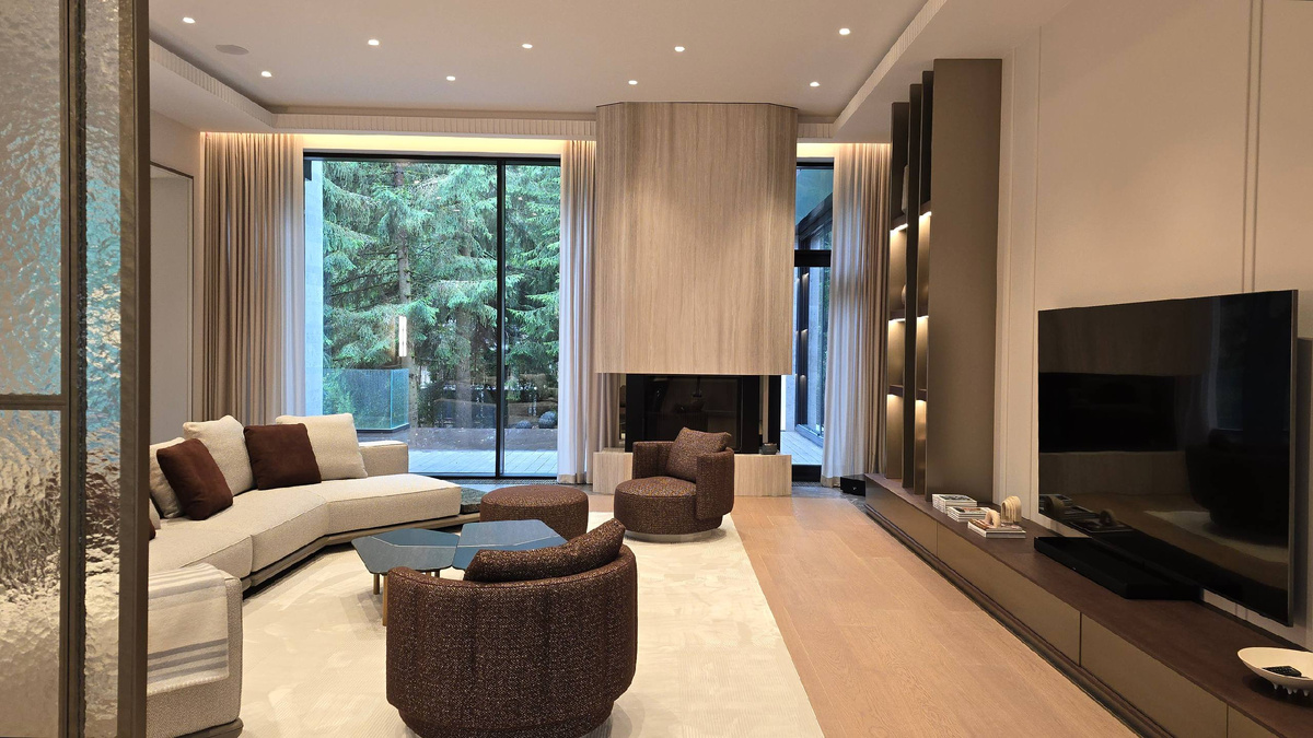 Гостиная 70 м2 с дровяным камином