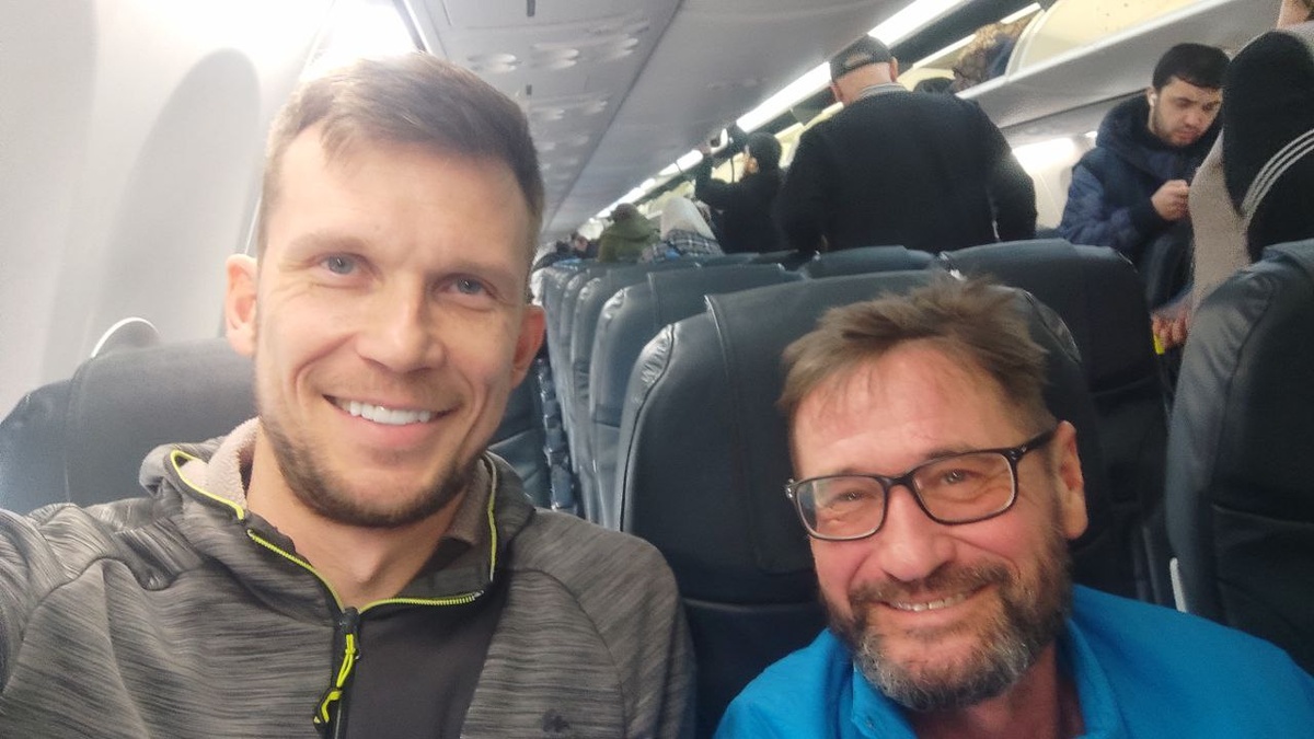 2. Впервые летал "Победой". Даже мне тесно. Представляете насколько было неудобно Олегу?