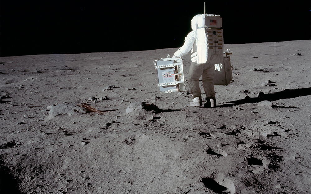 На фото NASA Базз Олдрин направляется к месту установки уголкового отражателя и сейсмографа