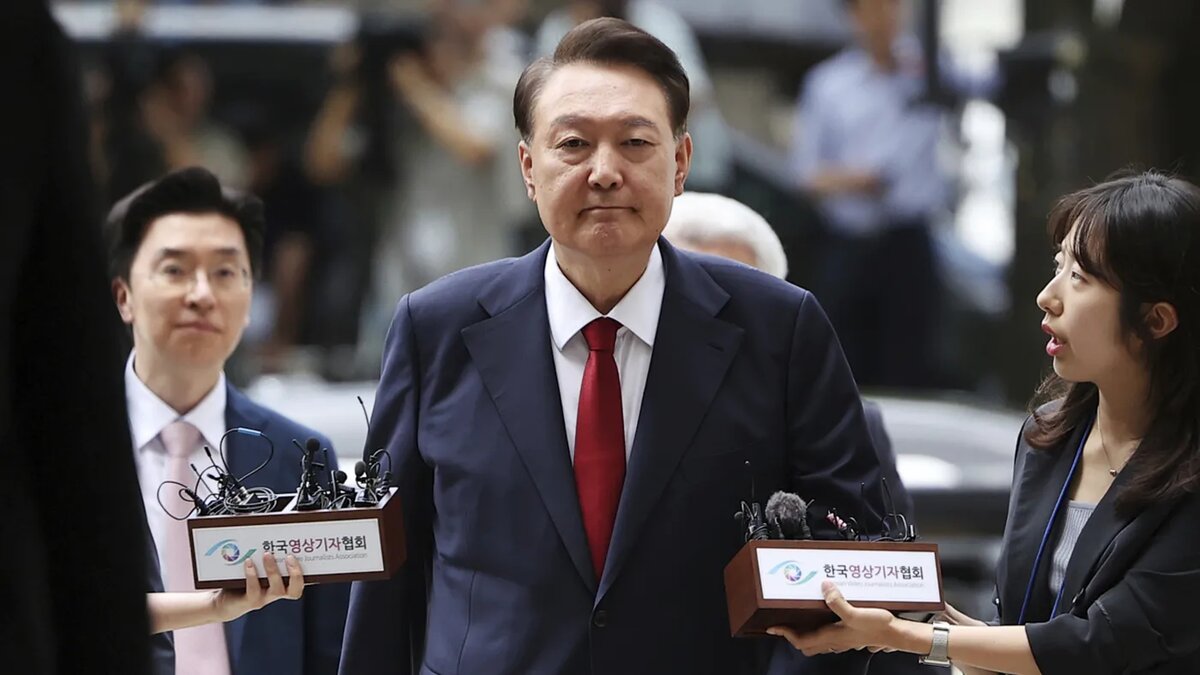   Kim Hong-Ji / AP- Юн Сок Ель (в центре)