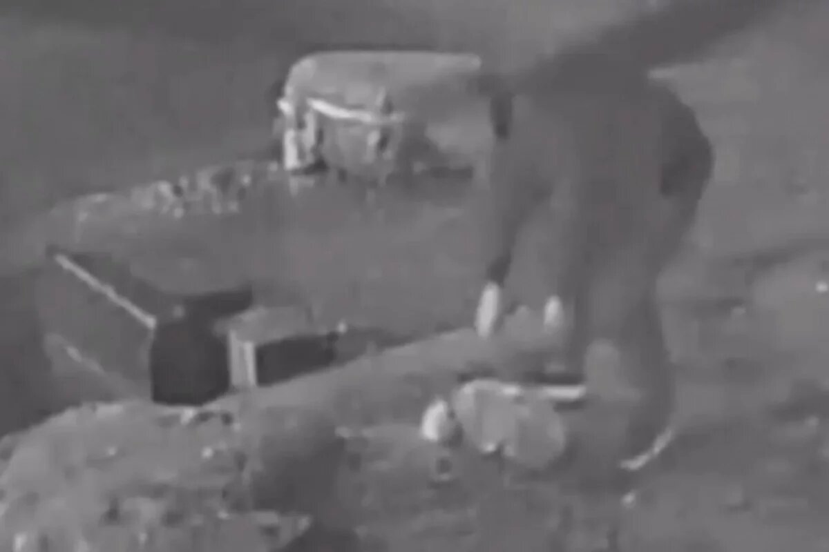    Друг выброшен в окно.