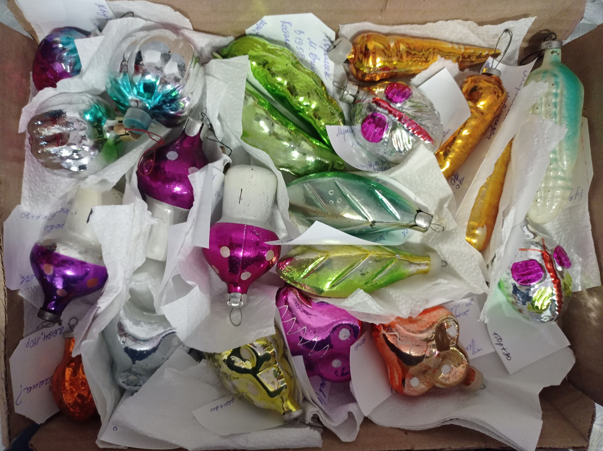 Простые узнаваемые формы, яркая палитра, блеск - это волшебство праздника Нового года. 