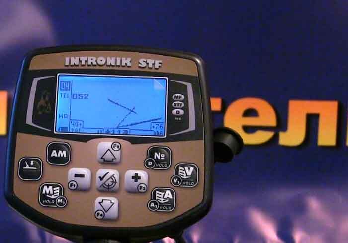 Пример металлоискателя, работающего на 2-х частотах одновременно (АКА Интроник). На экране отображаются сигналы по 2 частотам.