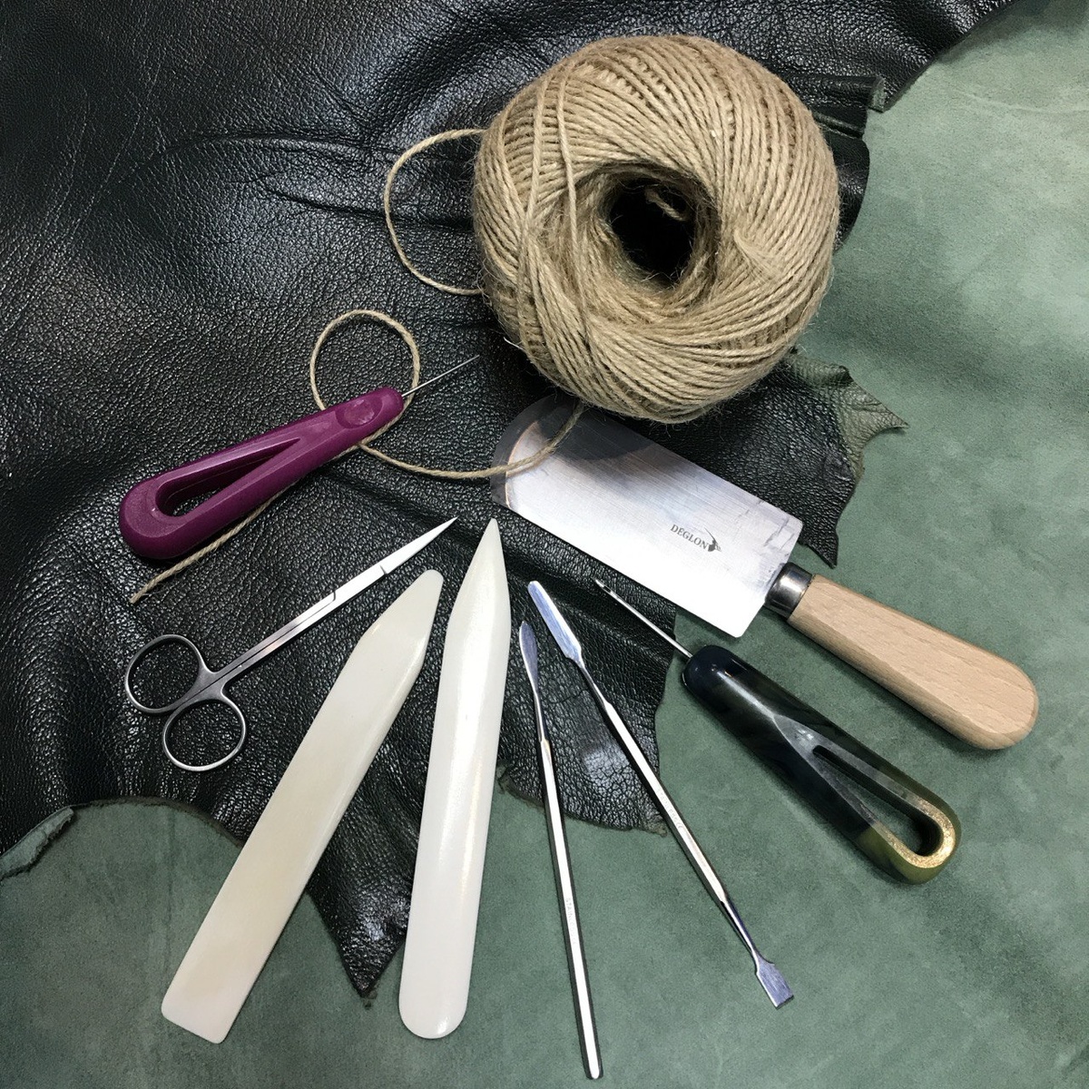 Инструмент мастера-переплетчика