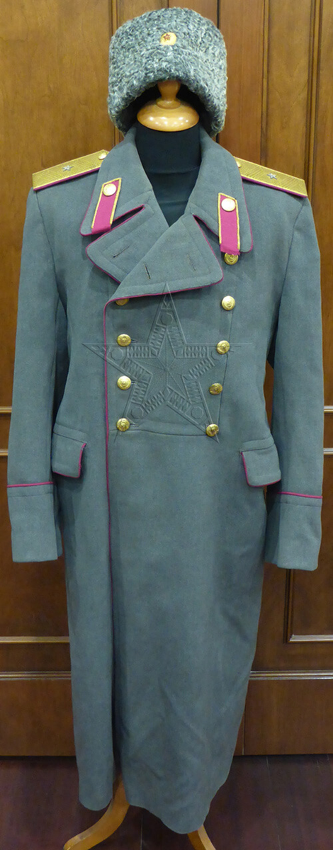 К сожалению нет фотографии Бавина И.Ф. На фото шинель генерал-майора интендантской службы. 