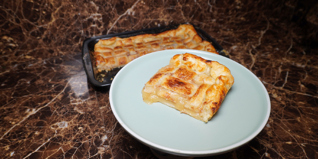 Яблочный пирог из слоеного теста