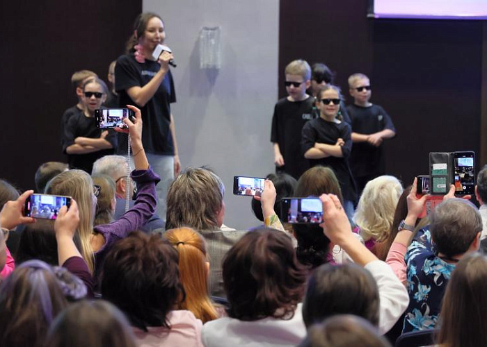 Участников форума приветствовали дети. Фото Дмитрия Куткина