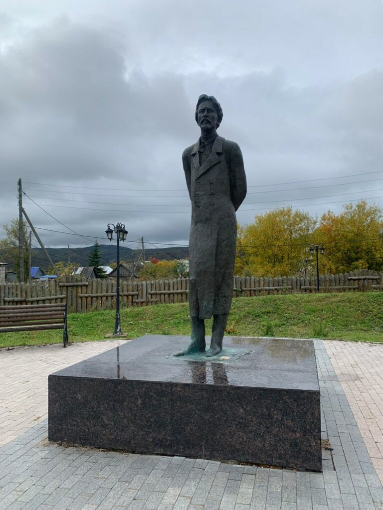 Памятник Чехову в Александровске-Сахалинском