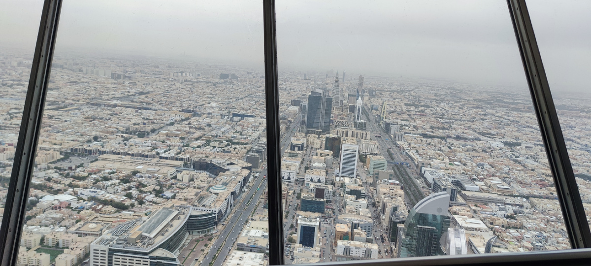 Вид на Эр-Рияд со смотровой площадки королевской башни (фото из личного архива)