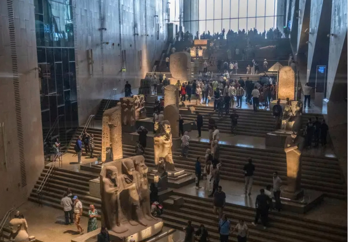 Внутри Большого Египетского музея