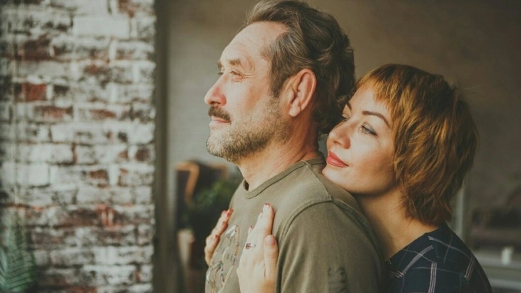    Пользователи соцсетей отмечают, что Усольцев на фотография держится отстаненно. Фото: соцсети