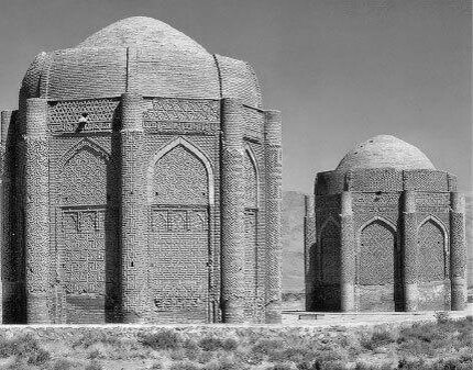 Башни-близнецы Хараган, построенные в Иране в 1053 году для хранения останков сельджукских принцев